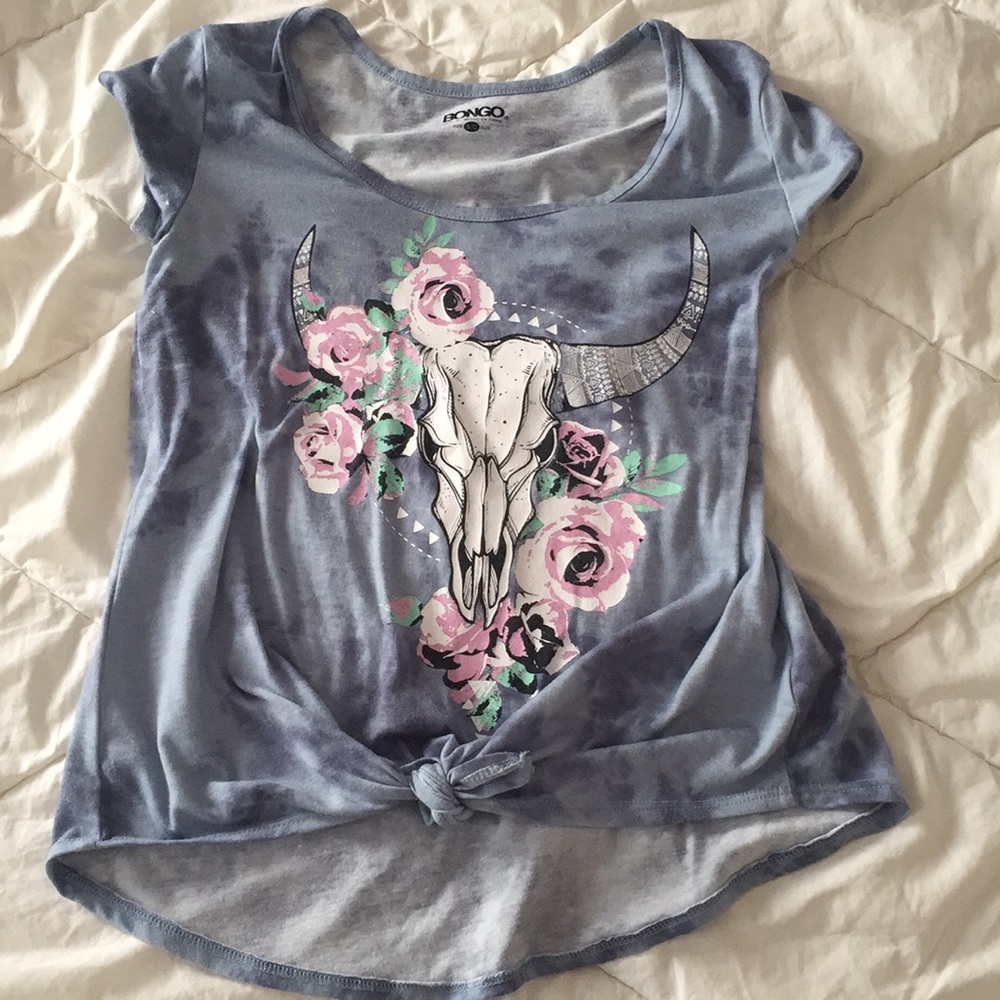 Light blue t shirt with a knot at the bottom